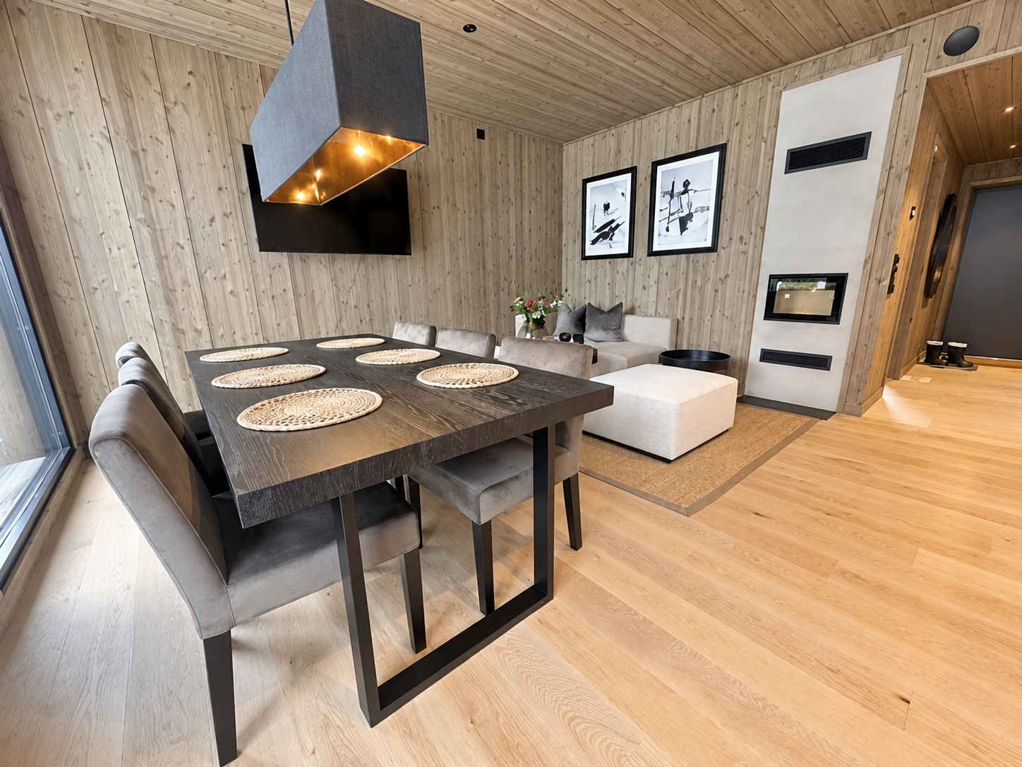 Spiseplass og stue i leiligheten med to soverom