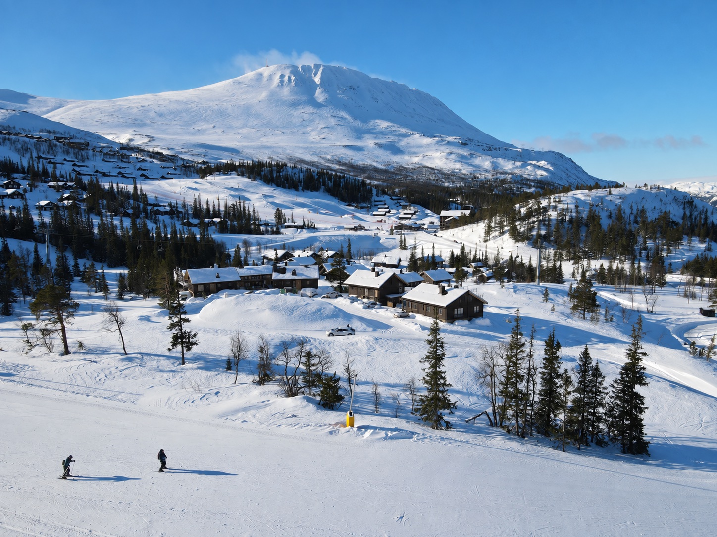 Gaustatoppen og skibakkene i vinterlandskap